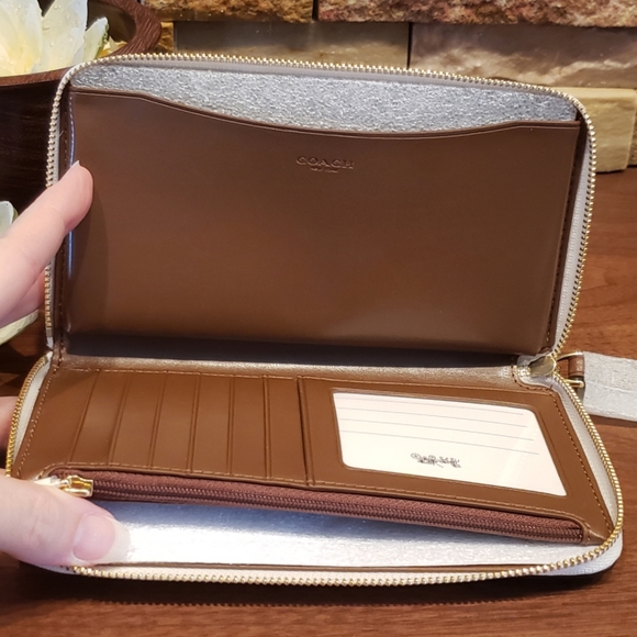 **SALE - 1 left** NEW Coach Leather Phone Wallet - Picture 5 of 9